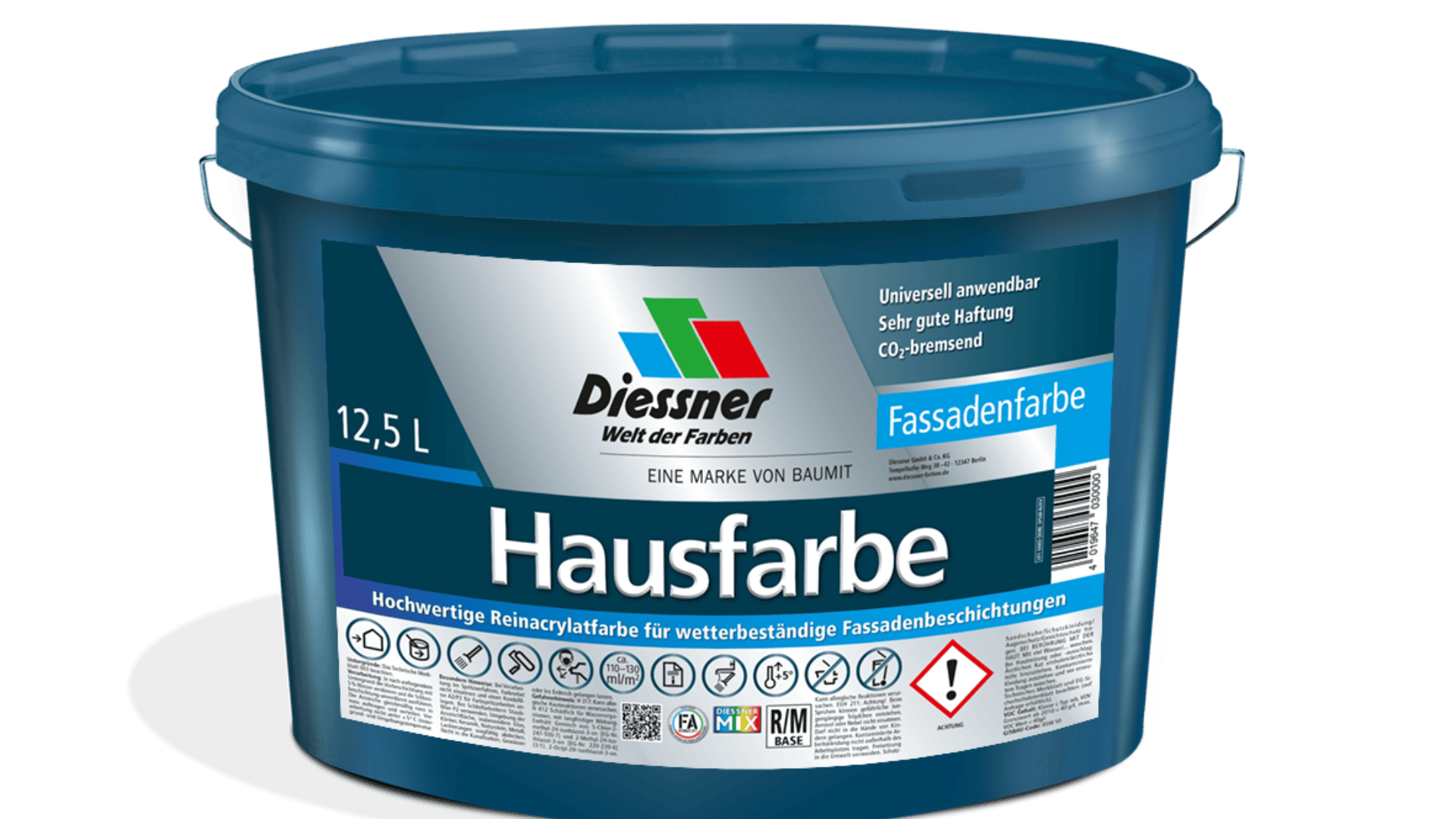 Ein blauer Plastikeimer mit der Aufschrift „Hausfarbe“ und einem Fassungsvermögen von 12,5 Litern, hergestellt von Diessner. Es handelt sich um Außenfarbe für Fassaden mit deutschem Text und Logos auf dem Etikett.