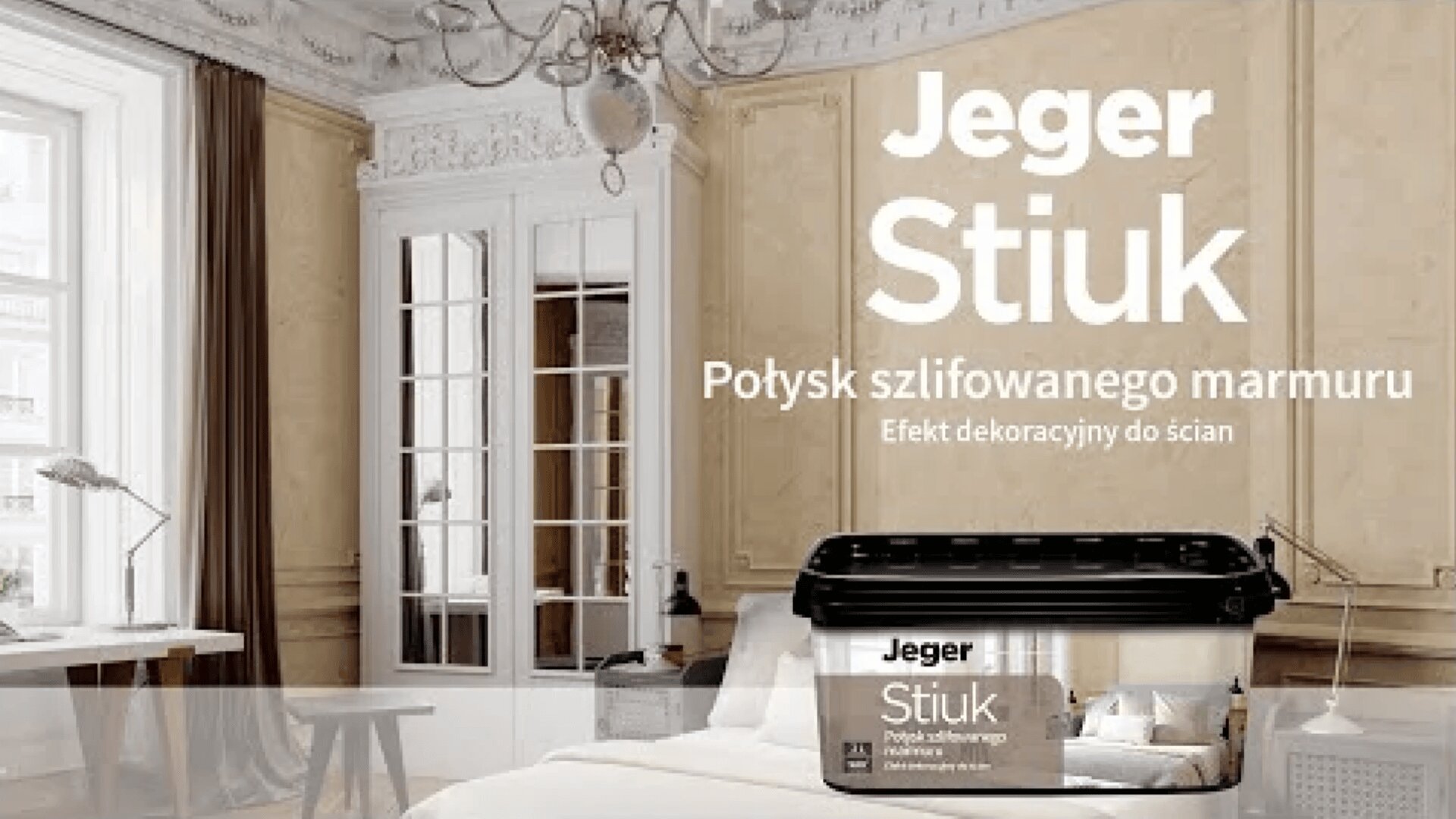Ein stilvolles, elegantes Schlafzimmer mit verzierten beigefarbenen Wänden und großen Fenstern präsentiert im Vordergrund einen Gipsbehälter von Jeger Stiuk. Polnischer Text wirbt für die marmorartige Wanddekoration des Produkts.