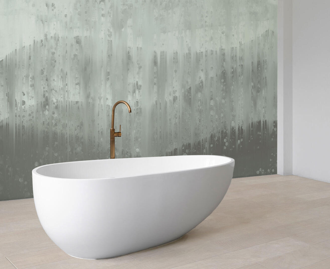 Eine moderne, weiße freistehende Badewanne mit einem goldenen Wasserhahn steht auf einem hellen Holzboden vor einer grau-weißen abstrakten Wand.
