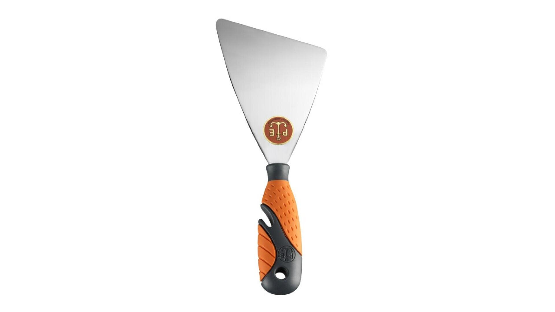 Ein Metallspachtel mit breiter, dreieckiger Klinge und orange-schwarzem ergonomischem Griff, abgebildet auf weißem Hintergrund.