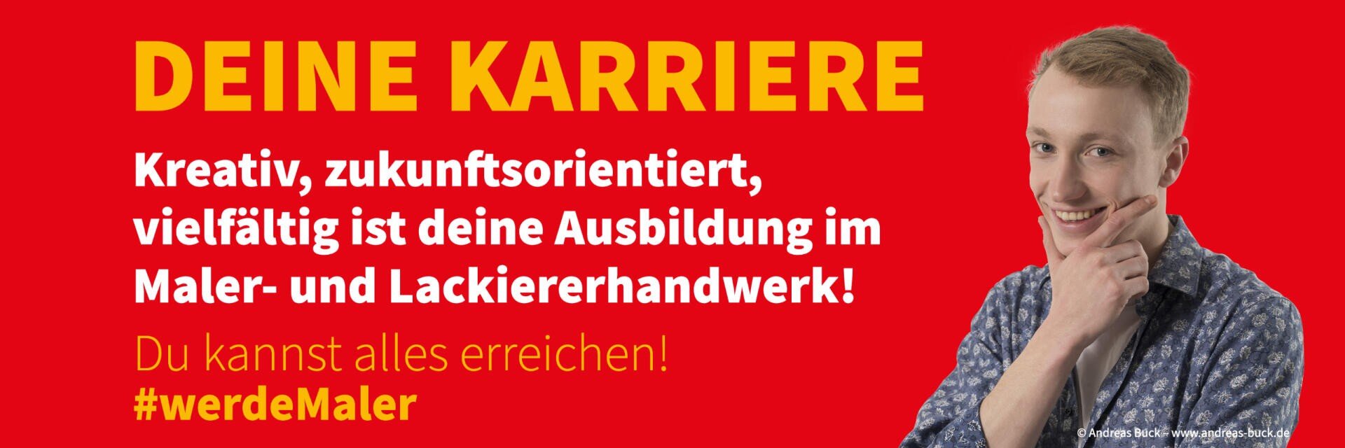 Ein lächelnder junger Mann in nachdenklicher Pose steht neben einem fettgedruckten deutschen Text, der für einen kreativen, abwechslungsreichen und zukunftsorientierten Beruf im Maler- und Lackiererbereich wirbt und die Leser dazu animiert, Maler zu werden. #werdeMaler.