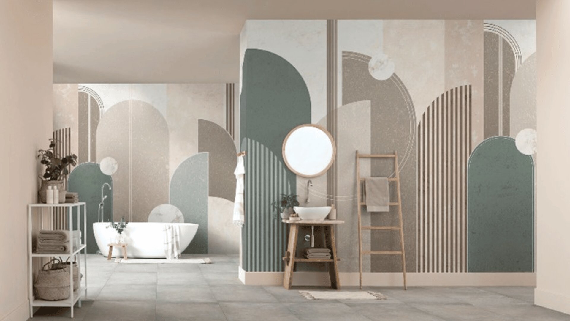 Modernes Badezimmer mit freistehender Badewanne, minimalistischem Waschtisch mit rundem Spiegel, Handtuchhalter in Form einer hölzernen Leiter und geometrisch gemusterten Wänden in gedeckten Grün- und Beigetönen. Heller und offener Raum mit gefliestem Boden.