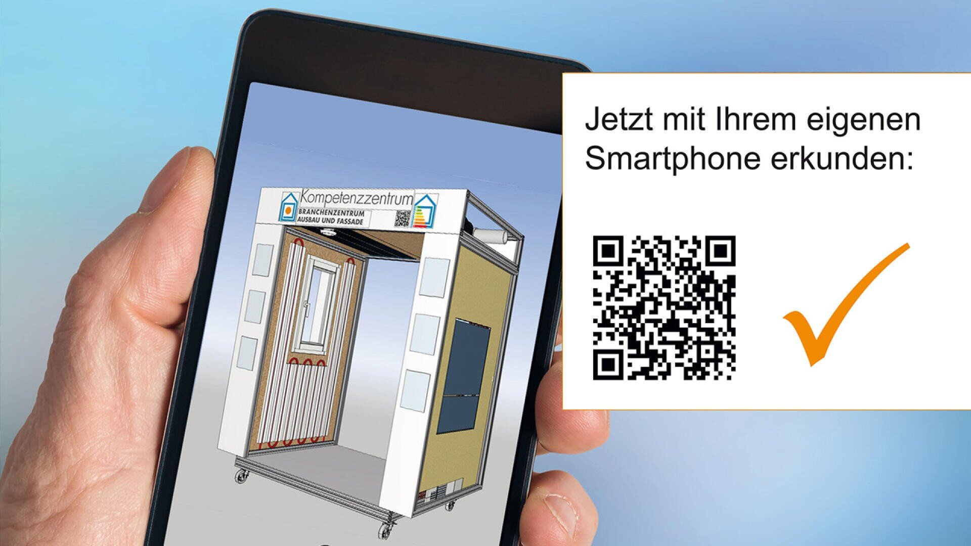 Eine Hand hält ein Smartphone, auf dem ein 3D-Modell eines kleinen Gebäudes angezeigt wird. Daneben befinden sich ein QR-Code und der deutsche Text „Jetzt mit Ihrem eigenen Smartphone erkunden“ mit einem orangefarbenen Häkchen.