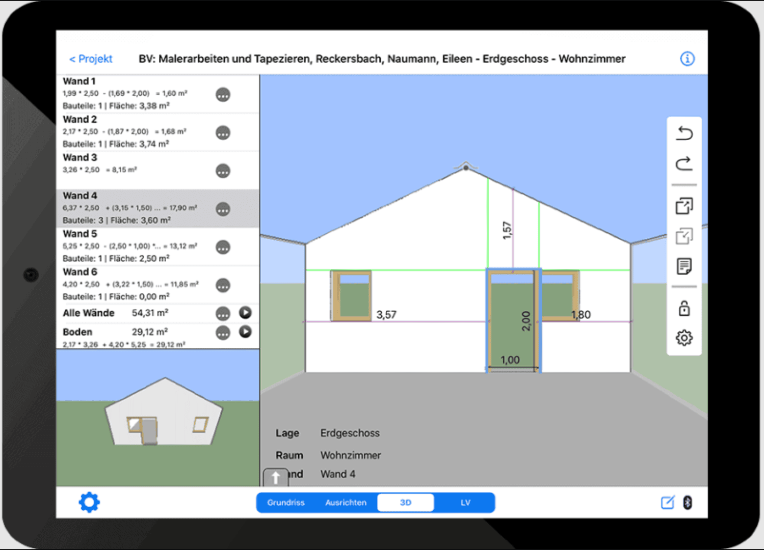 Auf einem Tablet-Bildschirm wird eine Architekturdesign-Software angezeigt, die Wandmaße und Details für ein Wohnzimmer anzeigt, einschließlich einer 2D-Ansicht eines Hauses mit Abmessungen und einer Projektzusammenfassung in der linken Seitenleiste.