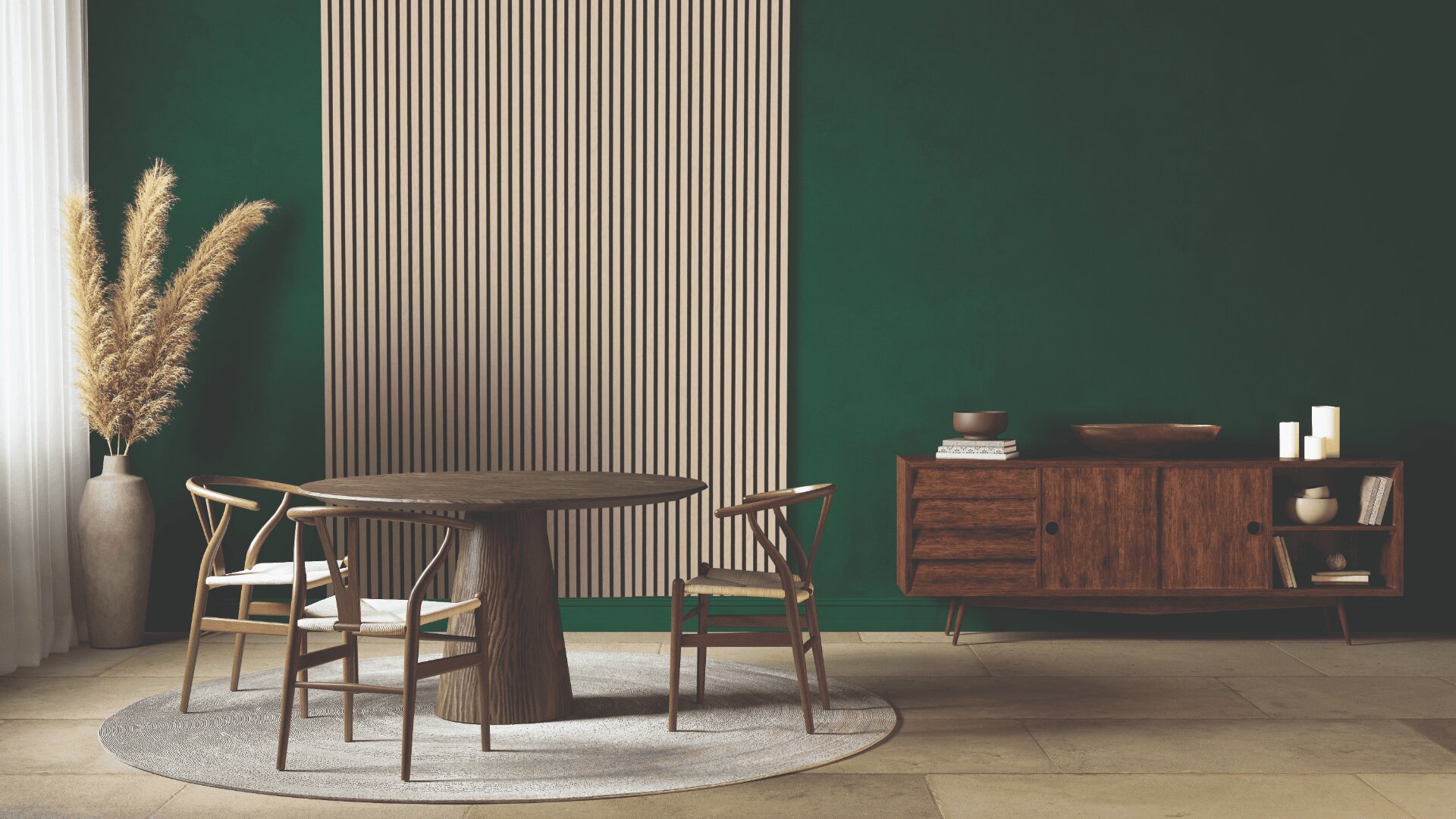 Ein modernes Esszimmer mit einem runden Holztisch, vier Stühlen, einer grünen Akzentwand, einem hölzernen Sideboard, dekorativen Vasen, Kerzen und einem Bündel Pampasgras in einer Vase neben transparenten Vorhängen.
