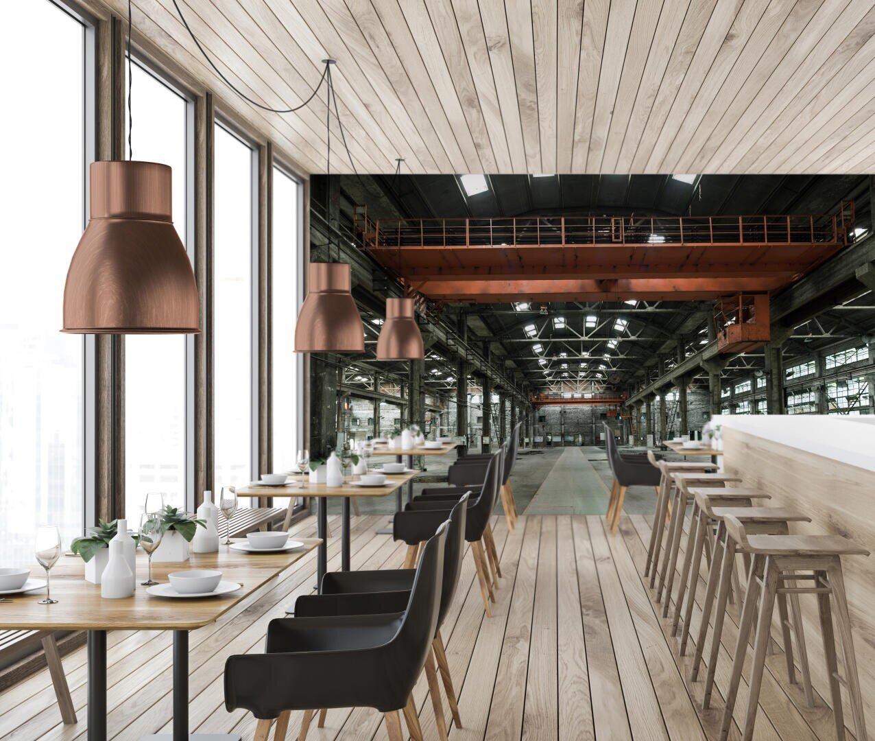 Modernes Restaurant-Interieur mit Holzböden und -tischen, schwarzen Stühlen, Barhockern und Kupferpendelleuchten, mit einem großen Wandgemälde einer Industriefabrik mit Metallträgern und Maschinen.