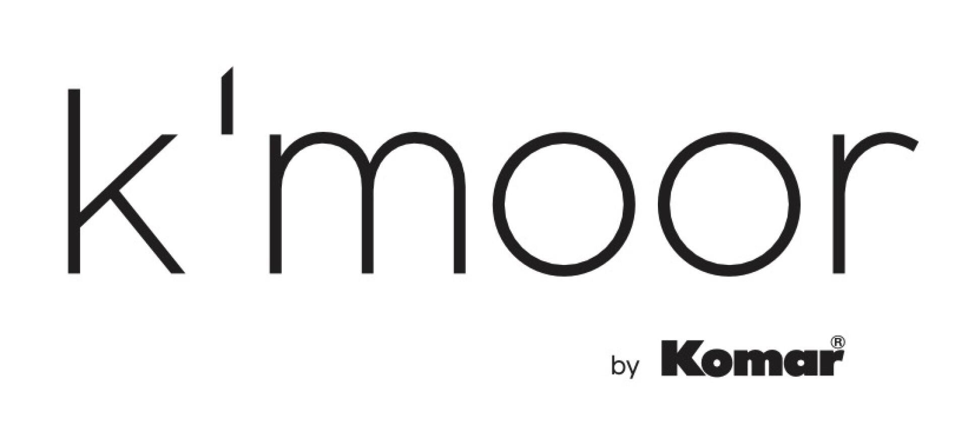 Schwarzer Text auf weißem Hintergrund lautet in großer, moderner Schriftart „kmoor“, darunter in kleinerer Schrift „by Komar“, wobei „Komar“ fett gedruckt ist.