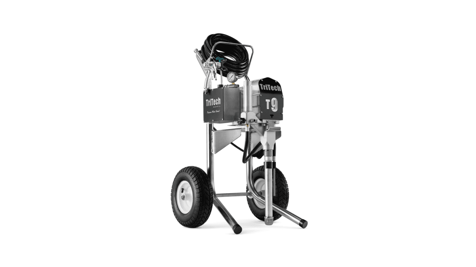 Ein Airless-Farbspritzgerät TriTech T9 mit Metallrahmen, zwei großen Rädern, oben aufgerolltem schwarzen Schlauch und angebrachter Spritzpistole, abgebildet auf weißem Hintergrund.