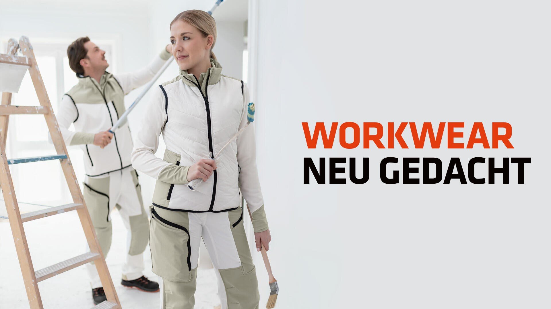 Zwei Personen in heller Arbeitskleidung streichen eine weiße Wand. Im Vordergrund steht eine Frau mit einem Pinsel, während ein Mann neben einer Leiter mit einer Farbrolle arbeitet. Der Text lautet: ARBEITSKLEIDUNG NEU GEDACHT.