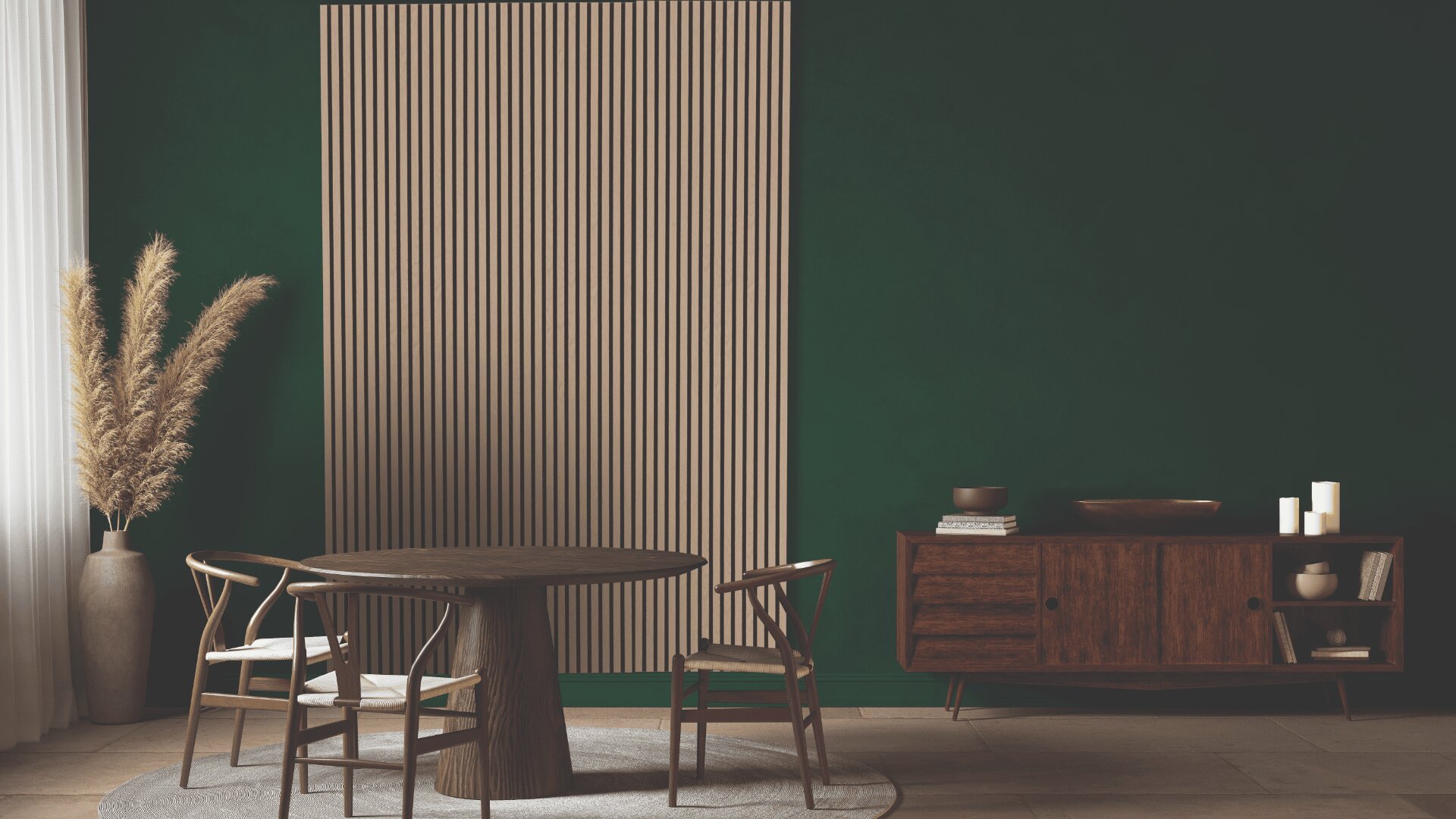 Ein modernes Esszimmer mit einem runden Holztisch, vier Stühlen, einem Sideboard, einer hohen Vase mit Pampasgras und einer dunkelgrünen Wand mit einem vertikalen Akzentpaneel aus Holzlamellen. Natürliches Licht fällt von links ein.