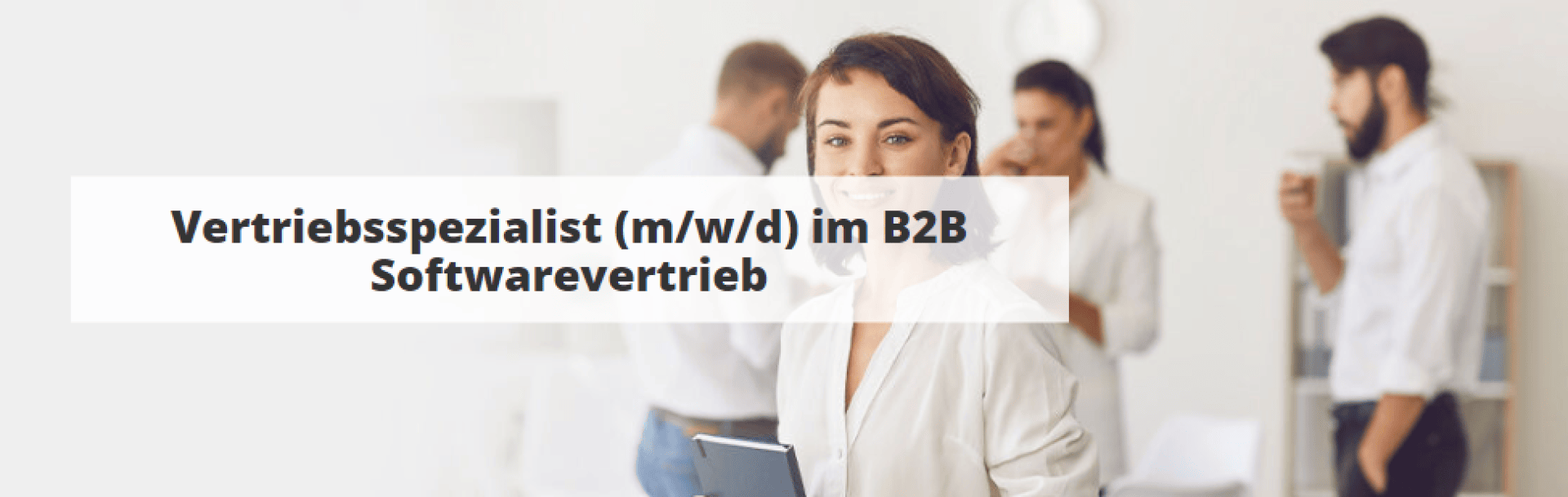 Eine Frau im Business-Outfit lächelt in die Kamera, während sich im Hintergrund drei Kollegen unterhalten. Der eingeblendete Text lautet: Vertriebsspezialist (m/w/d) im B2B Softwarevertrieb.