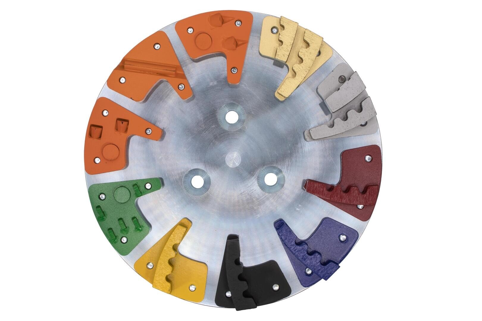 Ein runder Metallteller mit bunten, keilförmigen Verzierungen in Orange, Beige, Grau, Rot, Grün, Schwarz, Blau und Lila, die gleichmäßig am Rand verteilt sind. Der Teller hat vier zentrale Löcher.
