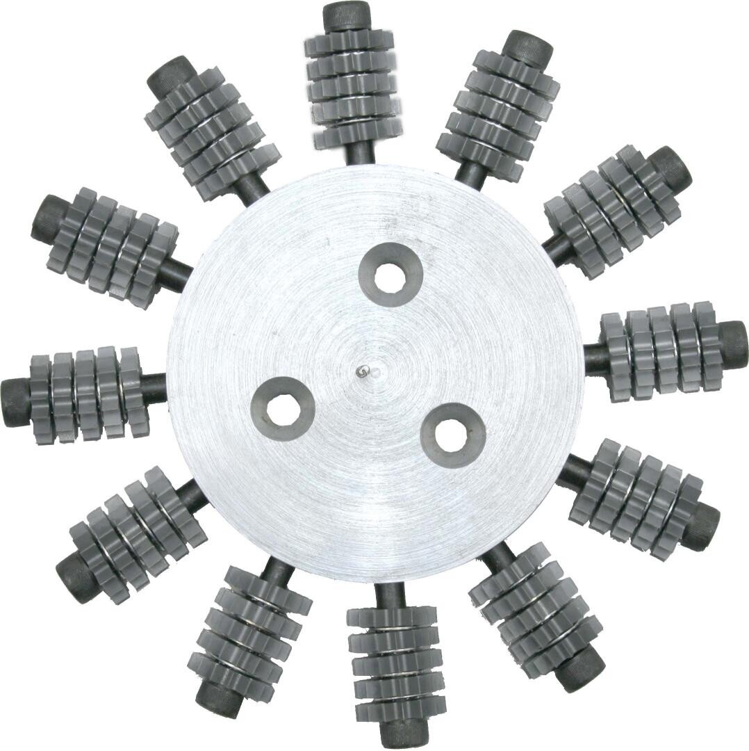 Ein runder Metallgegenstand mit drei Löchern in der Mitte, umgeben von zwölf gleichmäßig verteilten, zahnradartigen Vorsprüngen, der einem mechanischen oder industriellen Bauteil ähnelt.