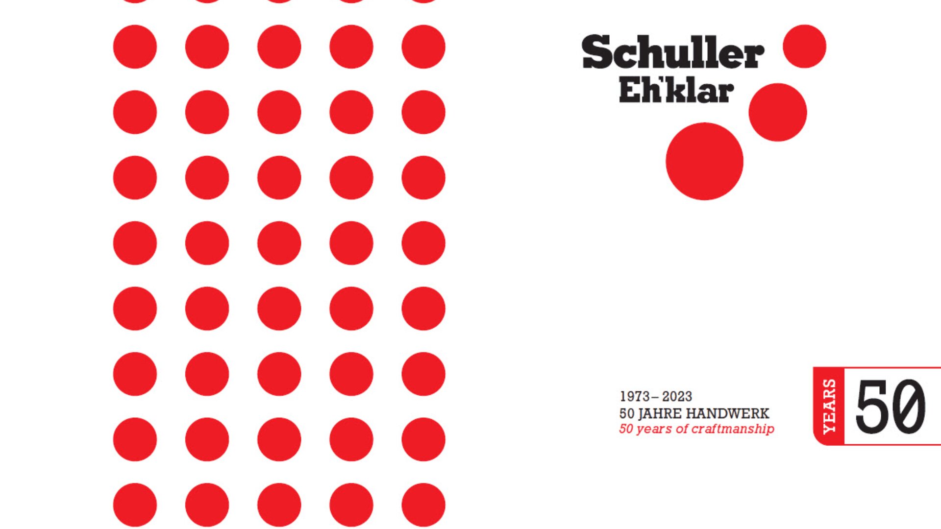 Links ein Raster aus roten Punkten, rechts „Schuller Ehklar“ in fettem schwarzen Text, darunter ein einzelner roter Punkt und unten rechts „50 Jahre Handwerkskunst“ mit „50 JAHRE“ in einem roten Kästchen.