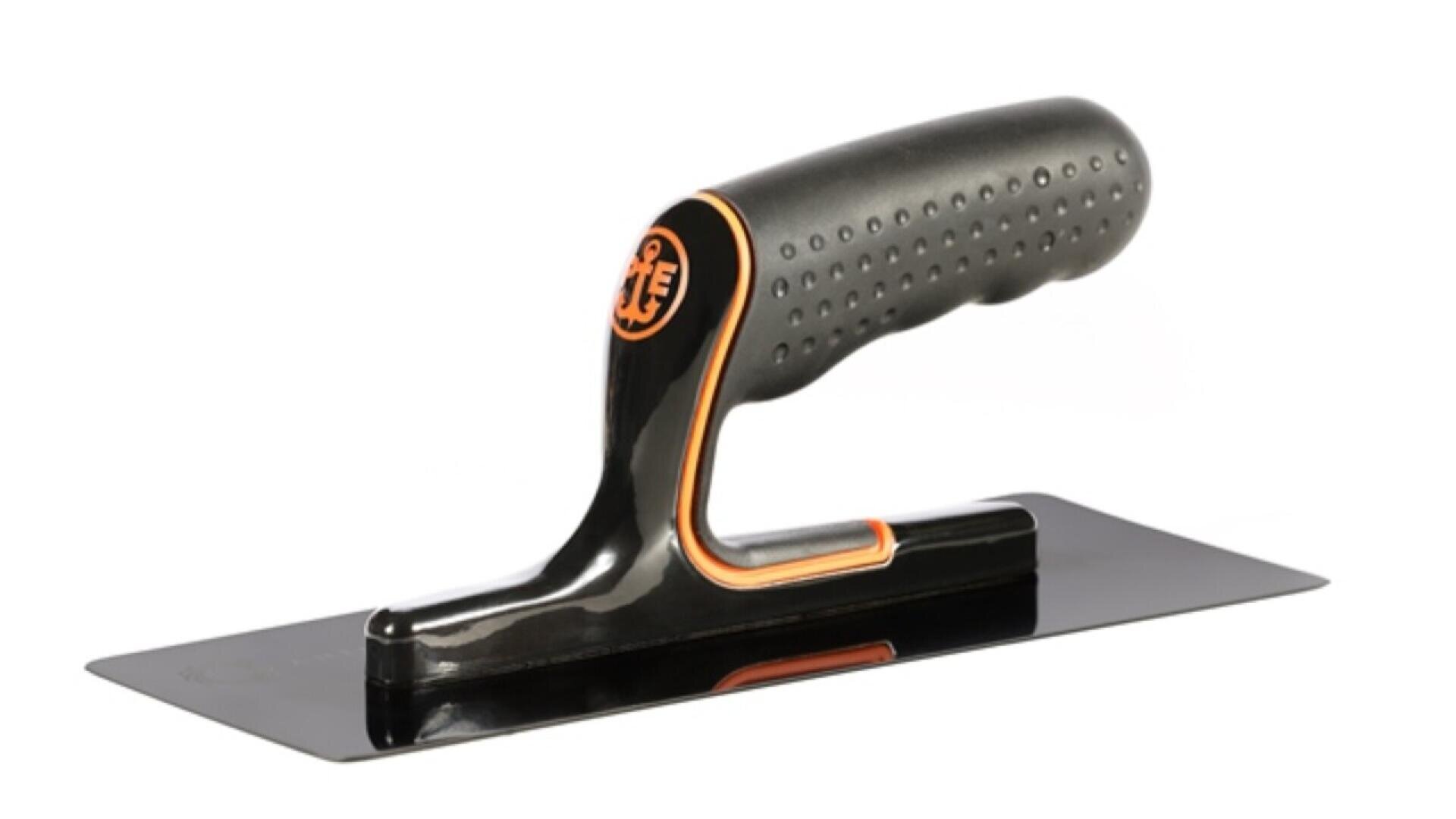 Eine schwarz-orangefarbene Handkelle mit strukturiertem Griff und flacher Metallklinge zum Glätten oder Verteilen von Materialien wie Gips oder Zement. Das Werkzeug ist auf weißem Hintergrund abgebildet.