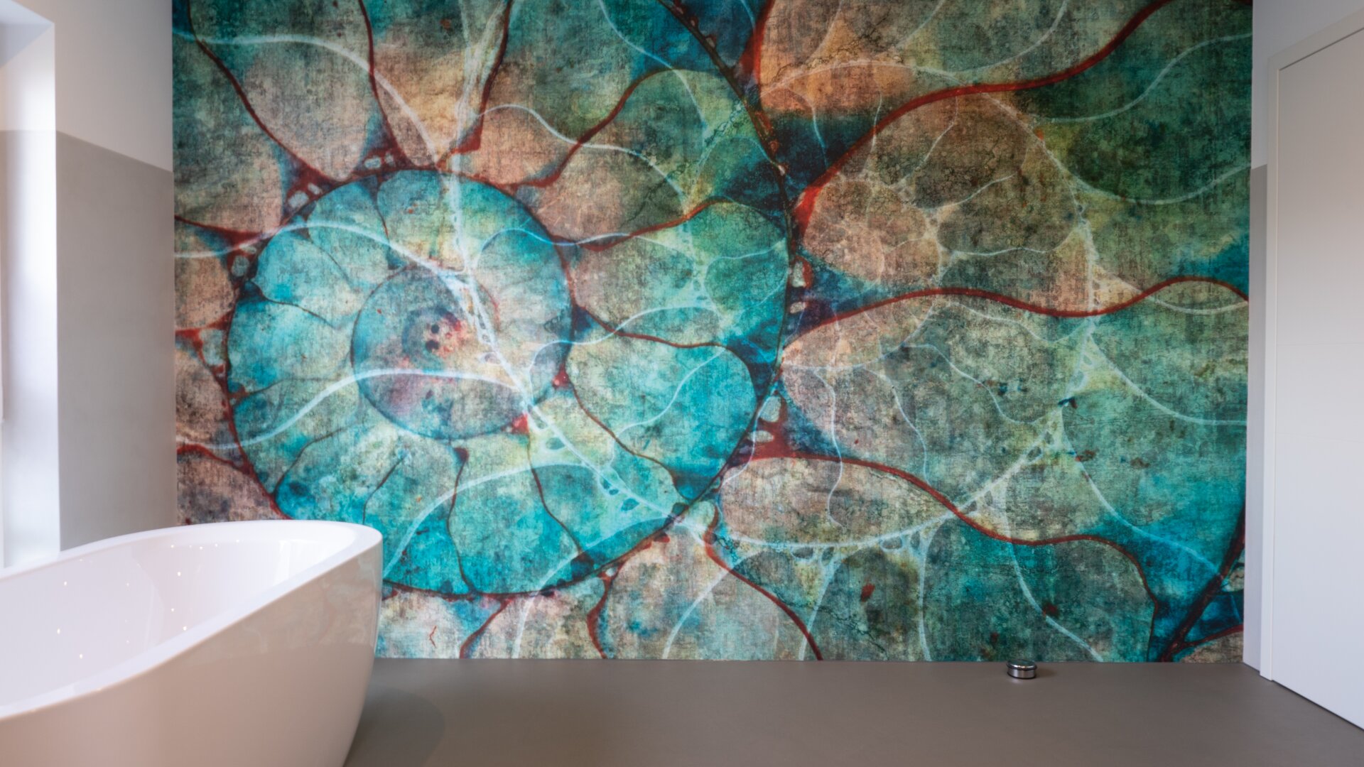Ein modernes Badezimmer mit einer weißen Badewanne und einem lebendigen, abstrakten Wandbild mit wirbelnden blauen, grünen und orangefarbenen Mustern, die an Zellen oder Buntglas erinnern.