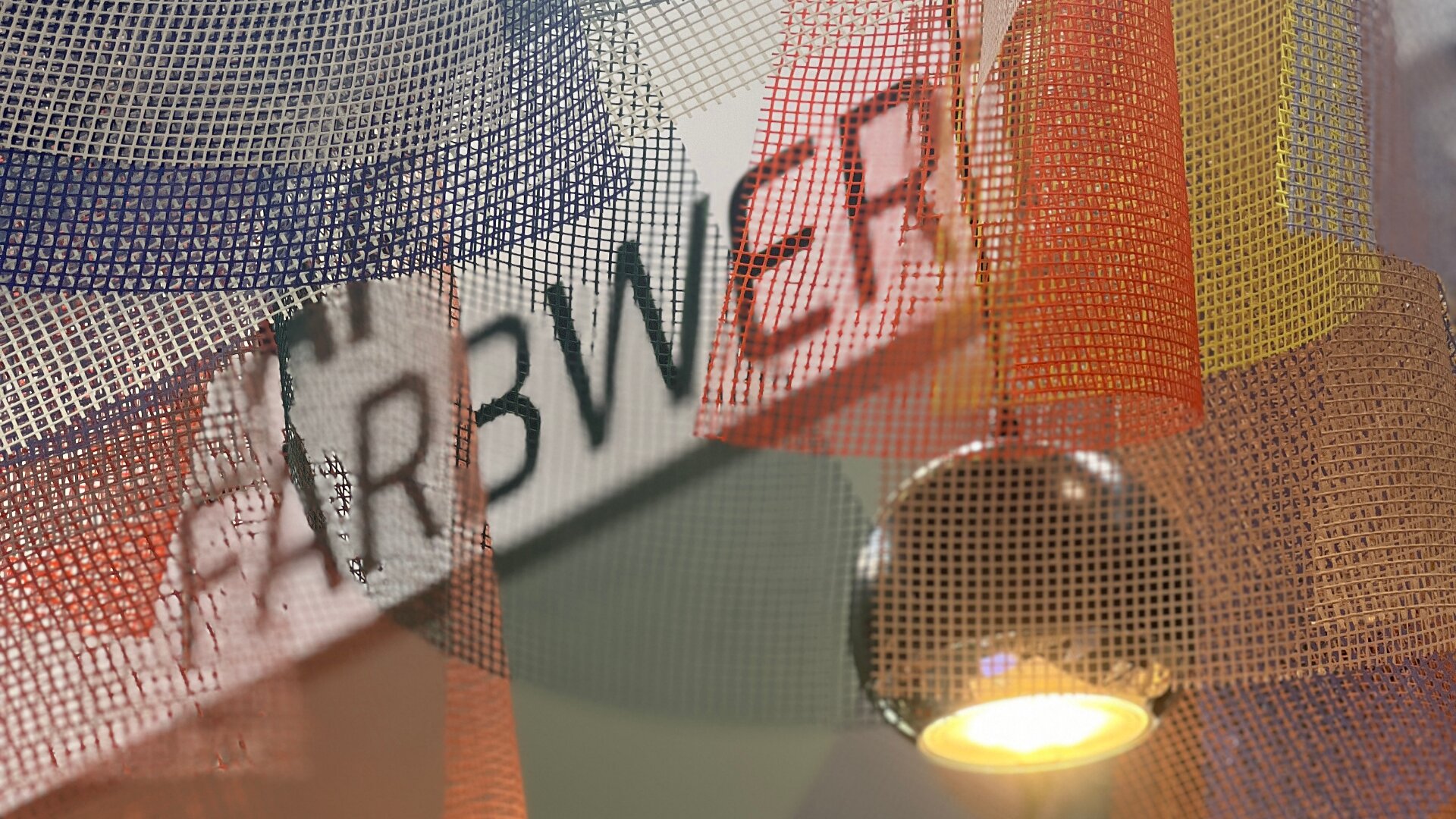 Bunte Netzstoffe liegen über einer Szene mit einer beleuchteten Hängelampe und einem teilweise sichtbaren Schild mit der Aufschrift „ARBWER“. Texturen und Beleuchtung erzeugen eine lebendige, abstrakte Komposition.