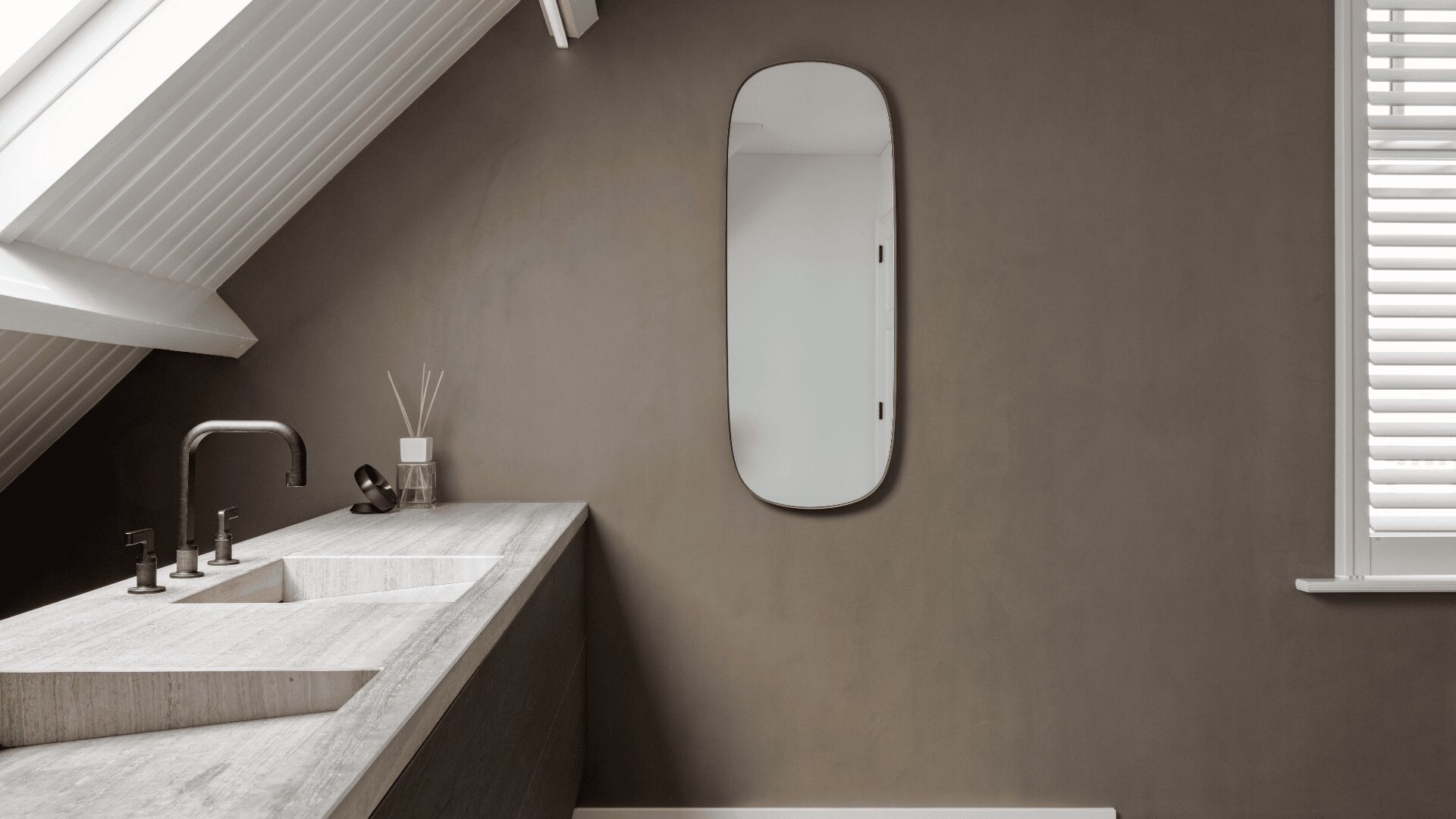 Minimalistisches Badezimmer mit schräger Decke, einem Steinwaschbecken, zwei Wasserhähnen, einem rechteckigen Spiegel und einem Fenster mit weißen Jalousien, die natürliches Licht in den Raum lassen.