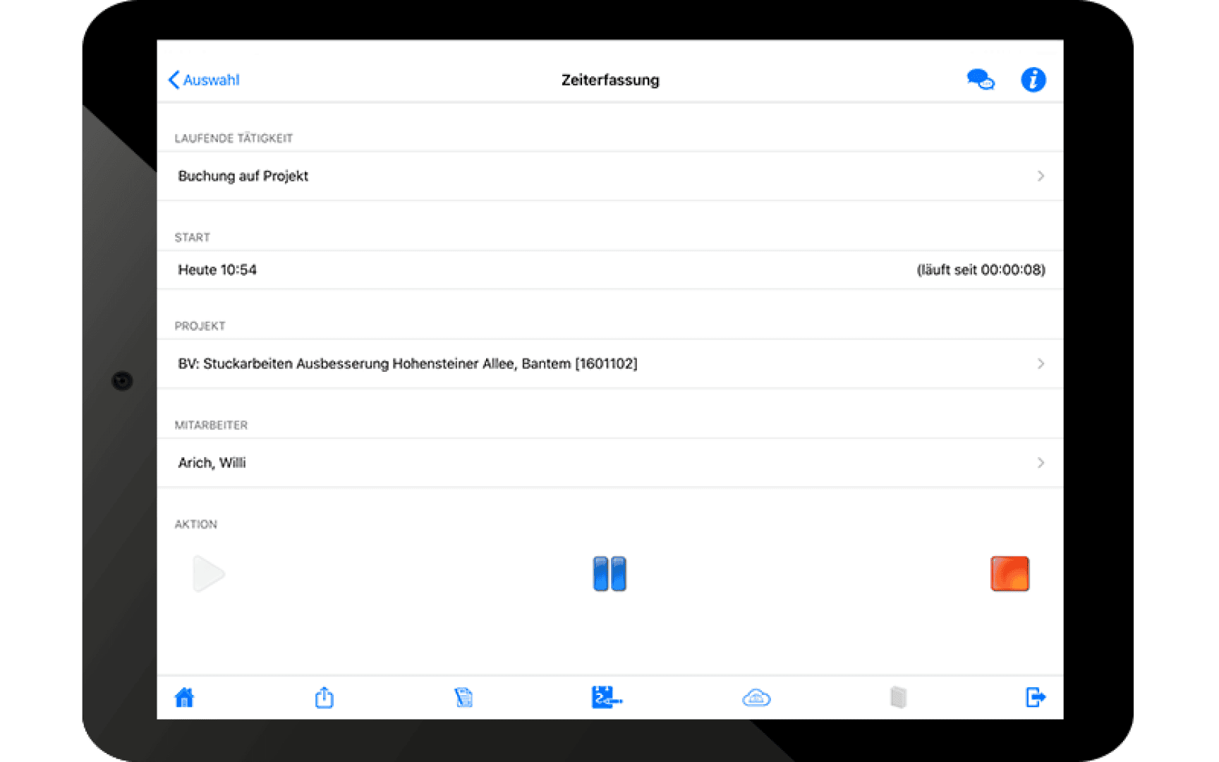 Auf einem Tablet-Bildschirm wird eine Zeiterfassungs-App in deutscher Sprache angezeigt, die Projektdetails, Startzeit, Mitarbeiternamen und Aktionsschaltflächen zum Abspielen, Anhalten und Stoppen am unteren Rand der Benutzeroberfläche anzeigt.
