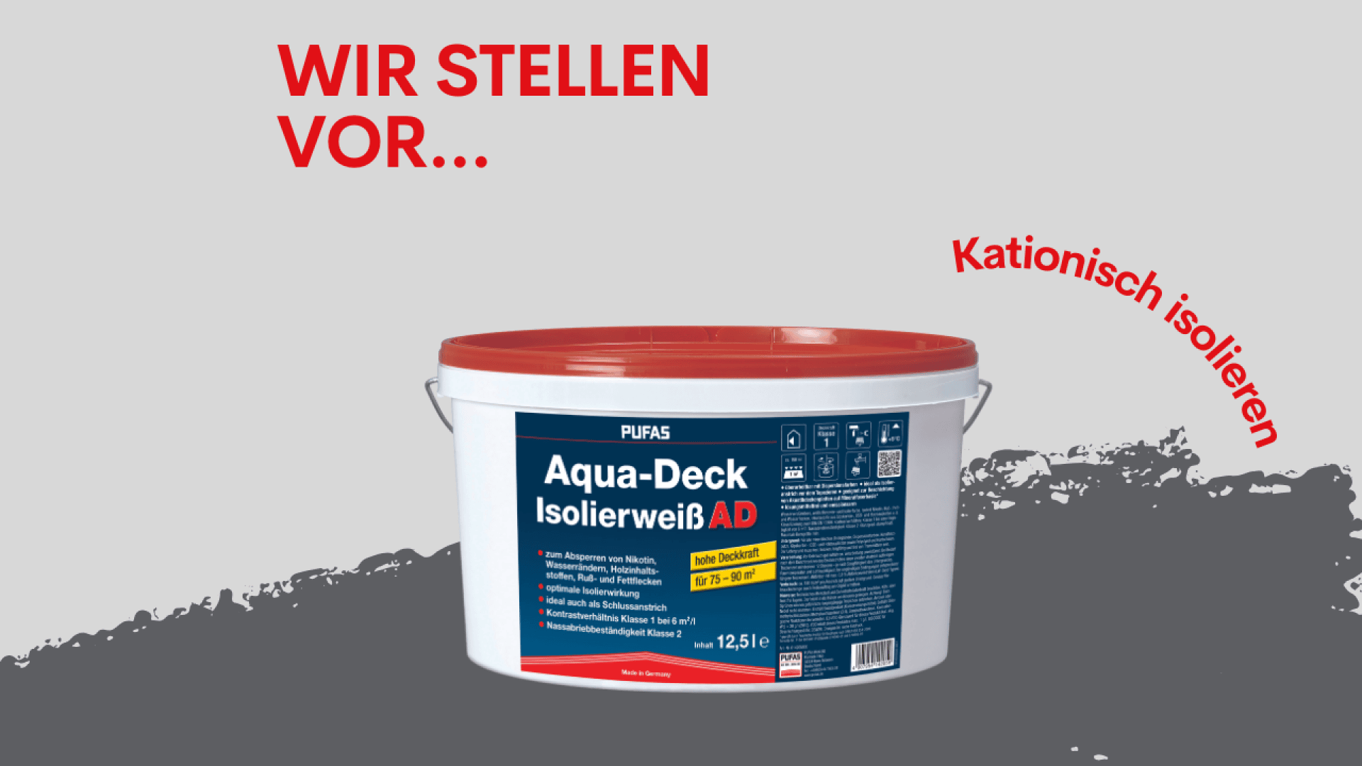 Auf grauem Untergrund ist ein weißer Farbeimer mit rotem Deckel und der Aufschrift „Aqua-Deck Isolierweiß AD von Pufas“ abgebildet. Darüber steht in Rot WIR STELLEN VOR... und rechts Kationisch isolieren.