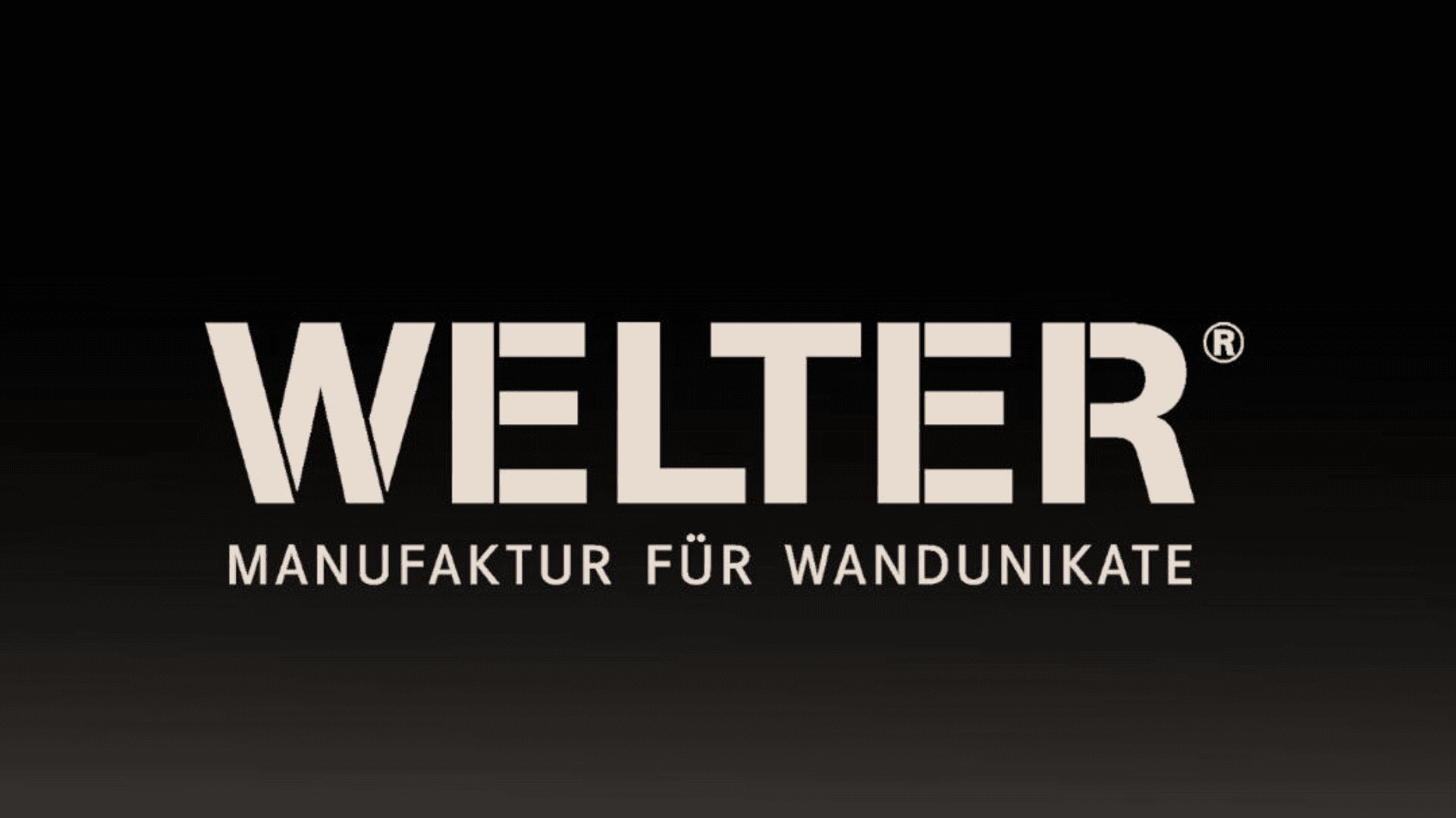 Das Bild zeigt den Text WELTER® MANUFAKTUR FÜR WANDUNIKATE in fetten, beigen Großbuchstaben auf schwarzem Hintergrund.