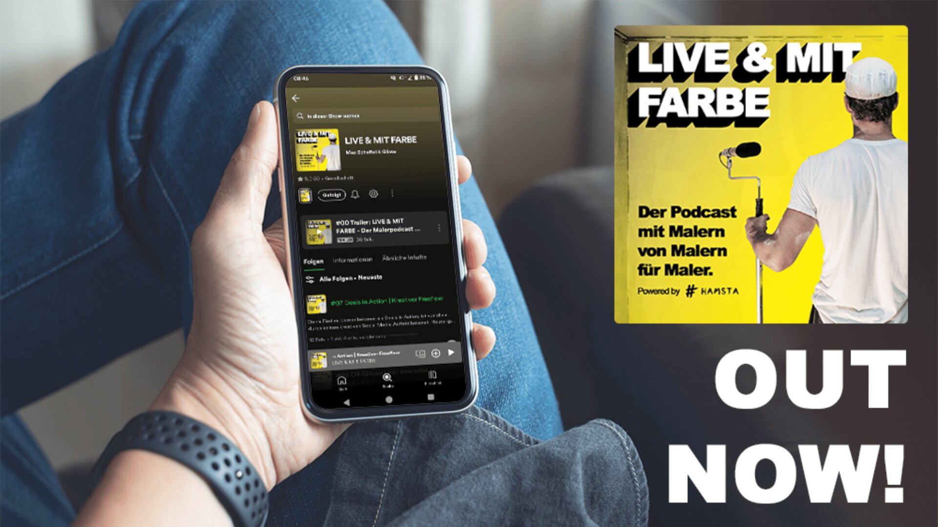 Eine Person hält ein Smartphone, auf dem der Live & mit Farbe-Podcast angezeigt wird, mit einer Werbegrafik eines Mannes, der einen Farbroller hält, und dem Text OUT NOW! auf der rechten Seite.