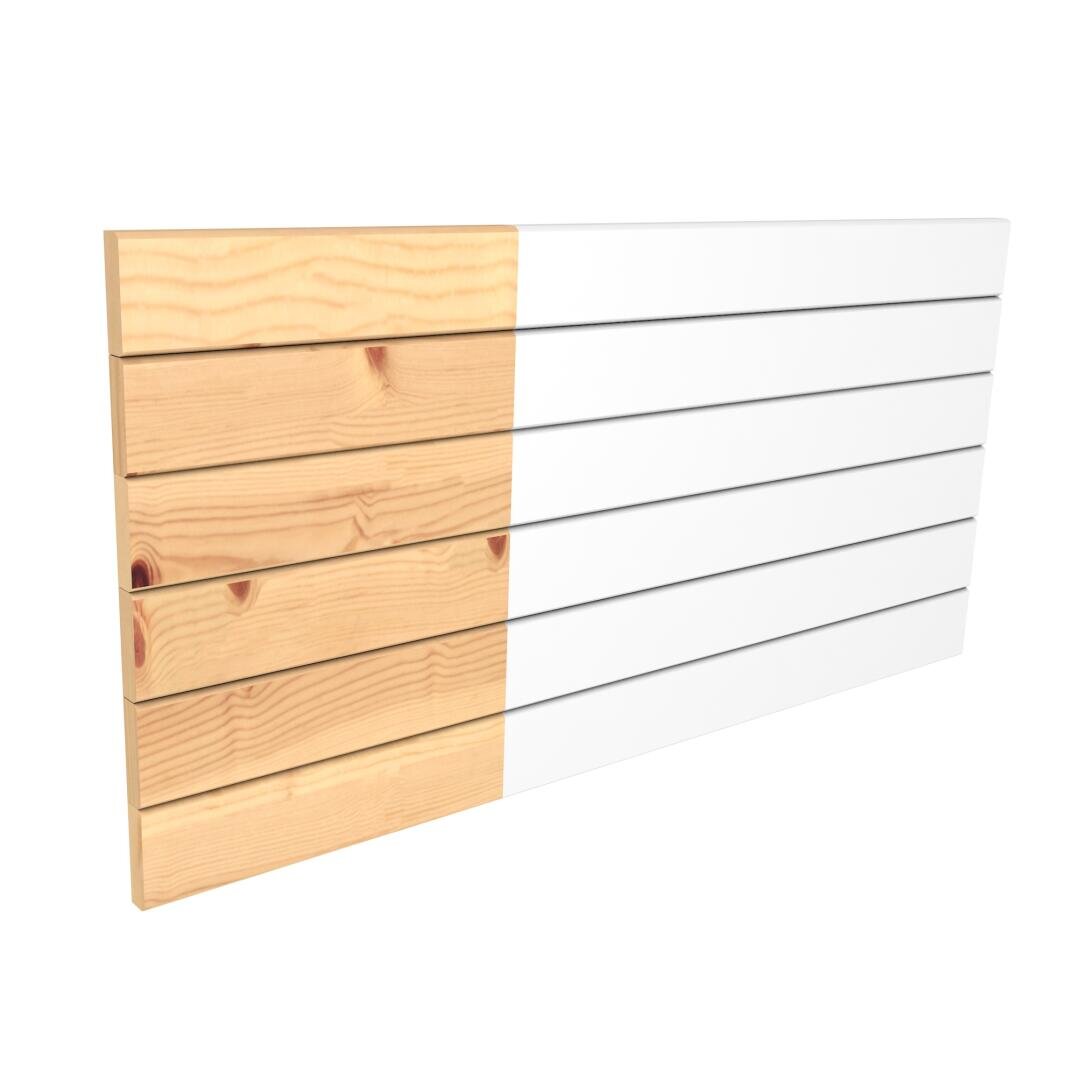 Eine rechteckige Holzplatte mit sechs horizontalen Brettern; das linke Drittel zeigt die natürliche Holzmaserung, während die restliche Fläche weiß gestrichen ist und dünne horizontale Lücken zwischen den Brettern aufweist.