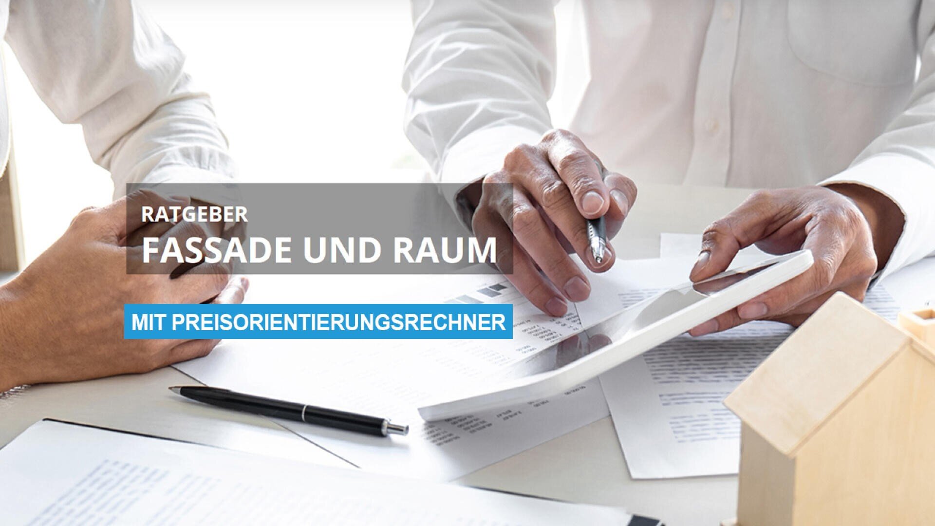 Zwei Personen prüfen Dokumente und ein digitales Tablet an einem Schreibtisch mit Papieren und einem kleinen Holzhausmodell. Der deutsche Text überlagert das Bild: Ratgeber Fassade und Raum mit Preisorientierungsrechner.