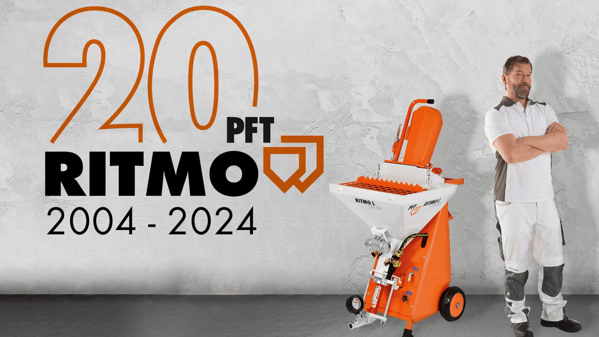 Ein Mann in Arbeitskleidung steht neben einer orangefarbenen PFT Ritmo Baumaschine. An der Wand prangt in großen schwarz-orangefarbenen Buchstaben „20 RITMO 2004-2024“ – der Schriftzug erinnert an das 20-jährige Jubiläum der Maschine.
