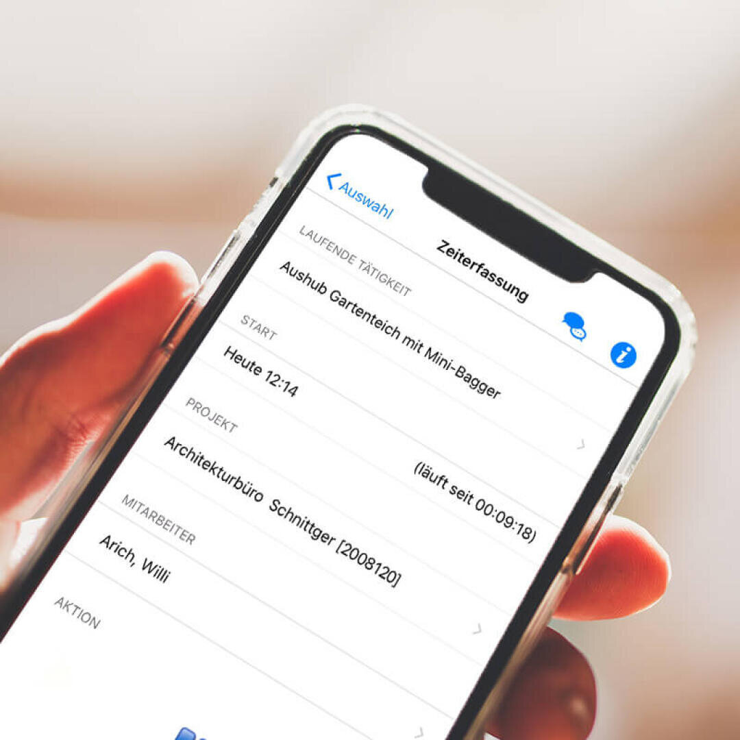 Eine Hand hält ein Smartphone, auf dem eine Zeiterfassungs-App auf Deutsch angezeigt wird. Darin sind Projektdetails, Mitarbeiternamen und die verstrichene Zeit für eine Aufgabe im Zusammenhang mit einem Gartenteich mit einem Minibagger aufgeführt.