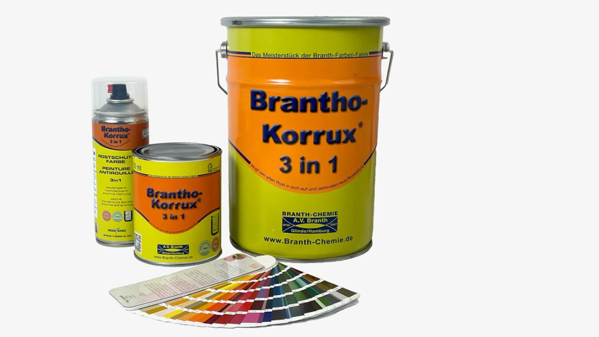 Auf einem weißen Hintergrund sind vier Brantho-Korrux-Farbprodukte angeordnet, darunter eine Sprühdose, kleine und große Farbdosen sowie ein Farbmusterfächer mit verschiedenen Farbtönen.