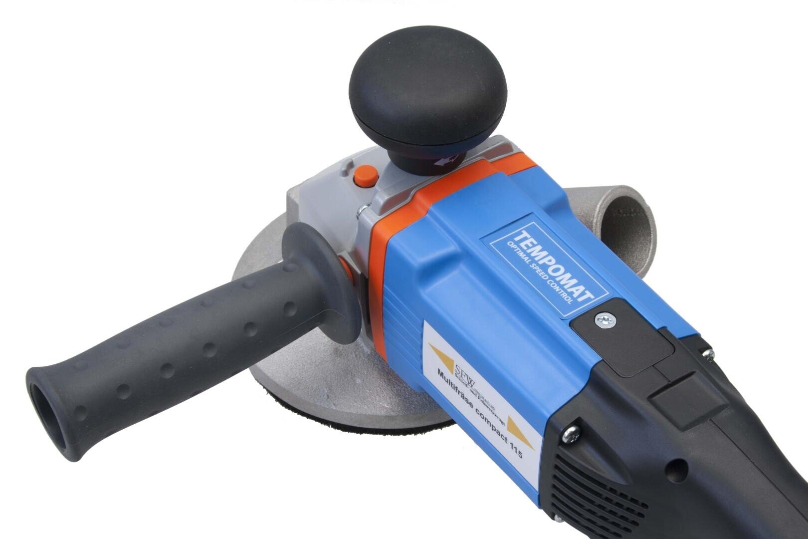 Nahaufnahme eines blau-schwarzen elektrischen Winkelschleifers mit seitlichem Griff und rundem Schutz, auf dessen Oberseite die Aufschrift TEMPOMAT steht.