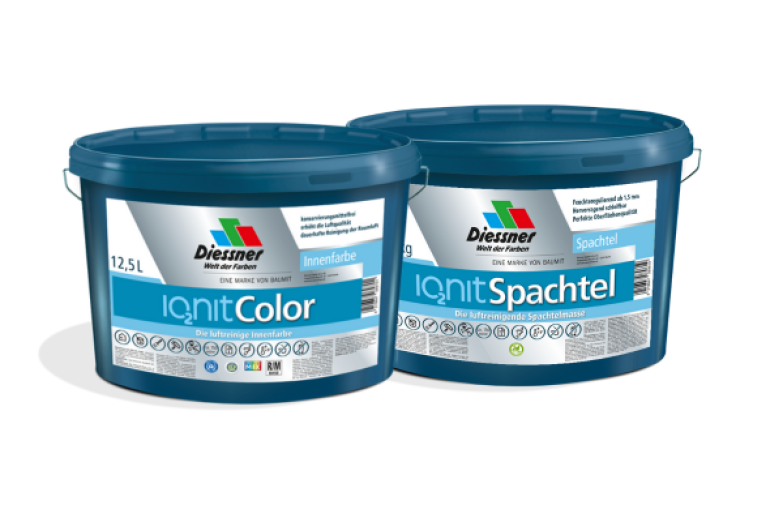 Zwei blaue Kunststoff-Farbeimer mit Griffen. Der linke Eimer trägt die Aufschrift „IQnit Color“ für Innenfarben (12,5 l), der rechte Eimer die Aufschrift „IQnit Spachtel“ für Spachtelmasse (8 kg). Beide Eimer tragen das Dießner-Logo.