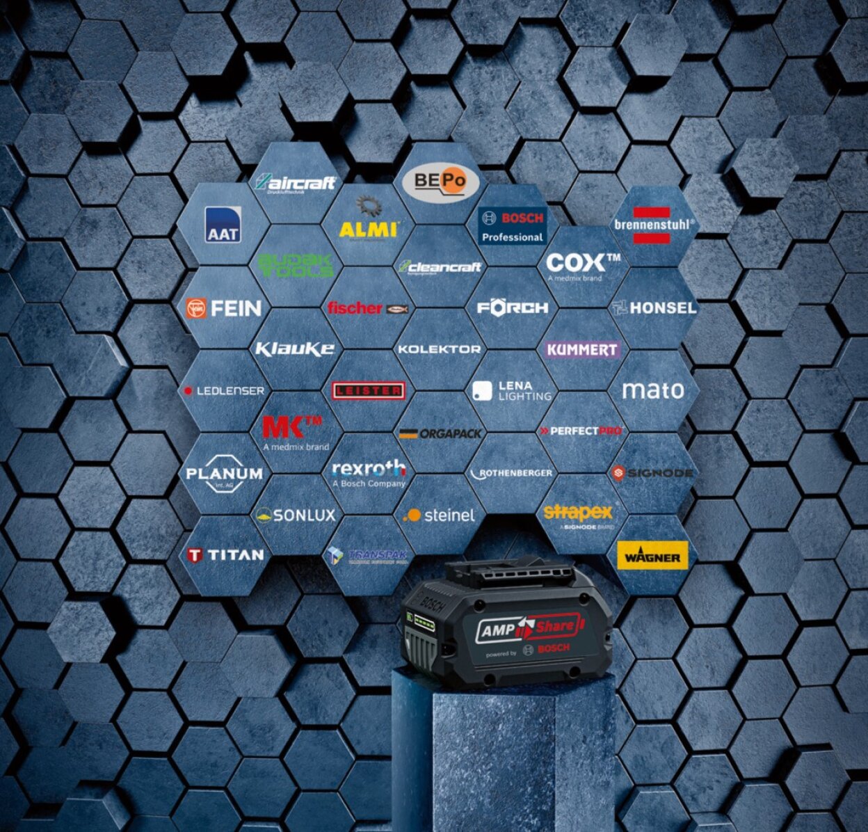 Eine Bosch AMPShare-Batterie befindet sich vor einer blauen sechseckigen Wand mit den Logos verschiedener Partnermarken, darunter Bosch, Fein, Fischer, Rothenberger und mehr.