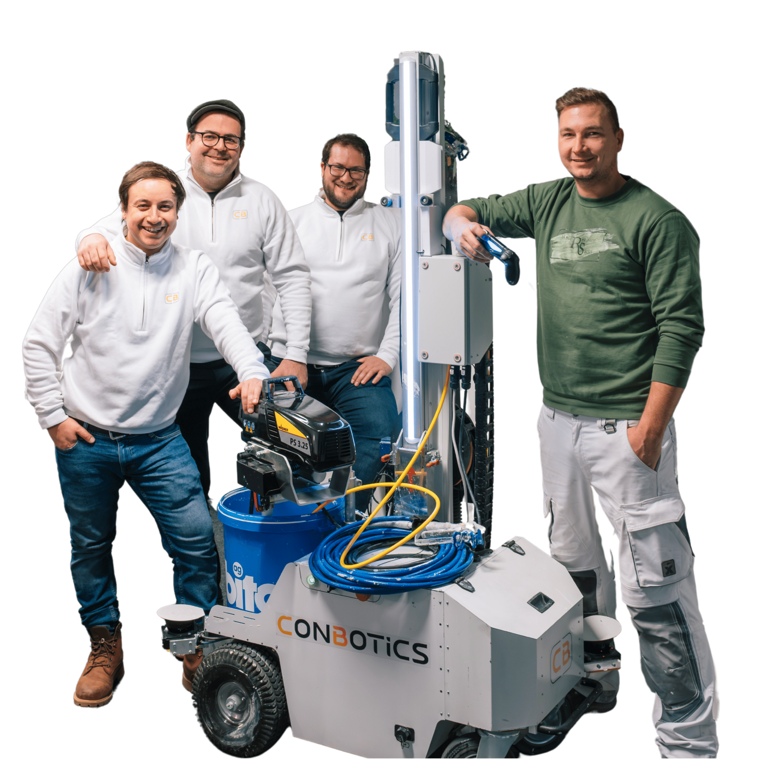 Vier Männer lächeln und posieren mit einer Robotermaschine der Marke Conbotics; drei tragen weiße Sweatshirts, einer ein grünes Hemd und weiße Hosen. An der Maschine sind Kabel und eine Farbspritzpistole angebracht.